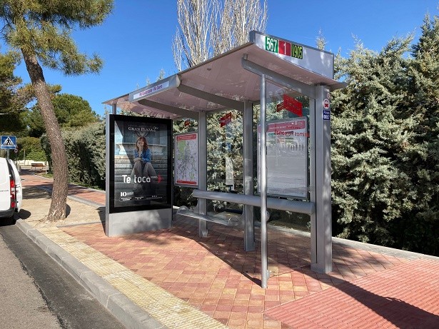 La Comunidad de Madrid renueva 33 marquesinas y 50 postes de iluminación para mejorar la visibilidad de las paradas de autobús en Colmenar Viejo y Coslada