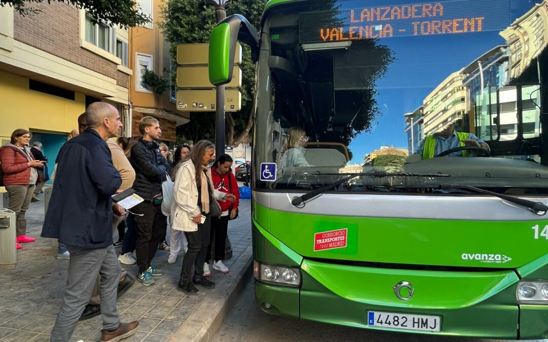 La Comunidad de Madrid envía los primeros autobuses a Valencia para realizar servicios de transporte público interurbano en las zonas afectadas por la DANA